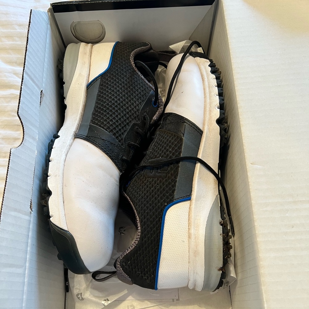 Golf shoes